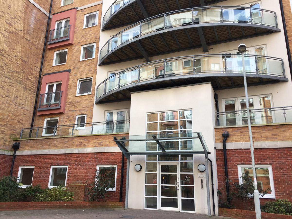 Contemporary Apartments, Balcony & Parking Basingstoke Luaran gambar
